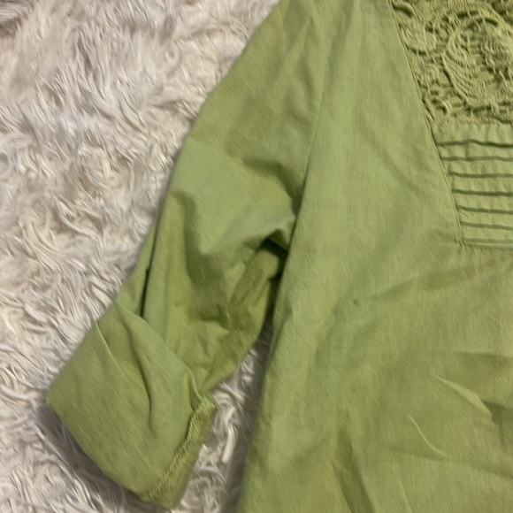 Green with gold button up top with lace detail - Picture 3 of 4